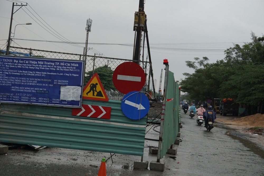 Theo ghi nhận, một đoạn đường Phạm Hùng dài khoảng 500m (gần giao lộ Phạm Hùng-Nguyễn Văn Linh) bị rào chắn hơn nửa phần đường cả hai hướng để thi công mở rộng trạm bơm chuyển tiếp nước thải và và xây dựng cống chuyển tải (thuộc dự án cải thiện môi trường thành phố).
