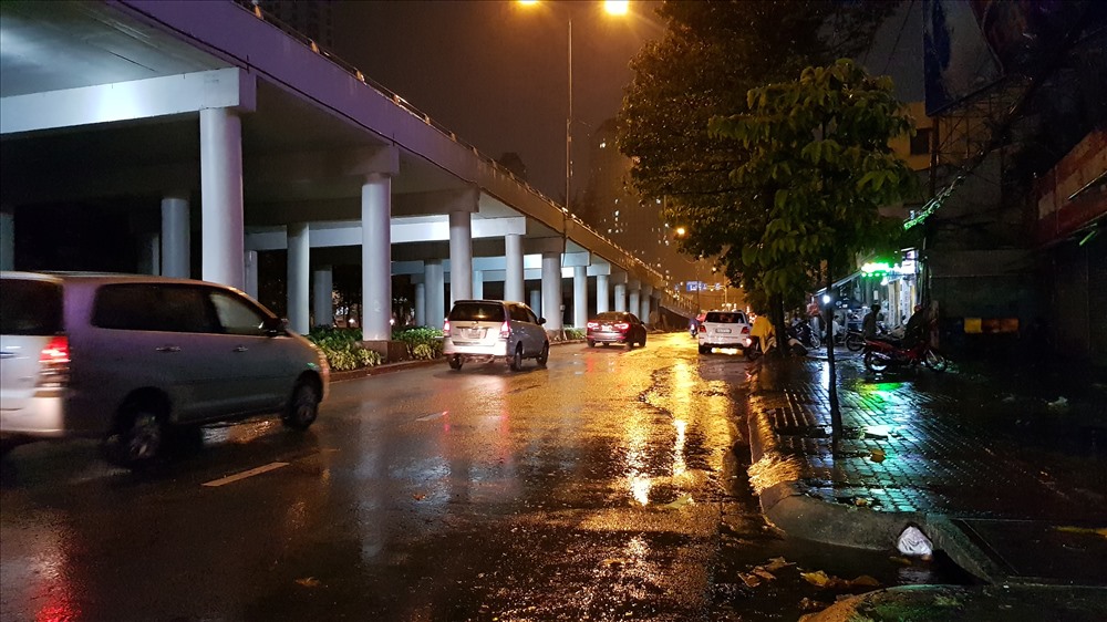 Đoạn dưới chân cầu vượt Điện Biên Phủ - Nguyễn Hữu Cảnh - nơi trước đây thường xuyên ngập sâu giờ khô ráo dù trước đó cơn mưa lớn trút xuống xối xả. Ảnh: Trường Sơn