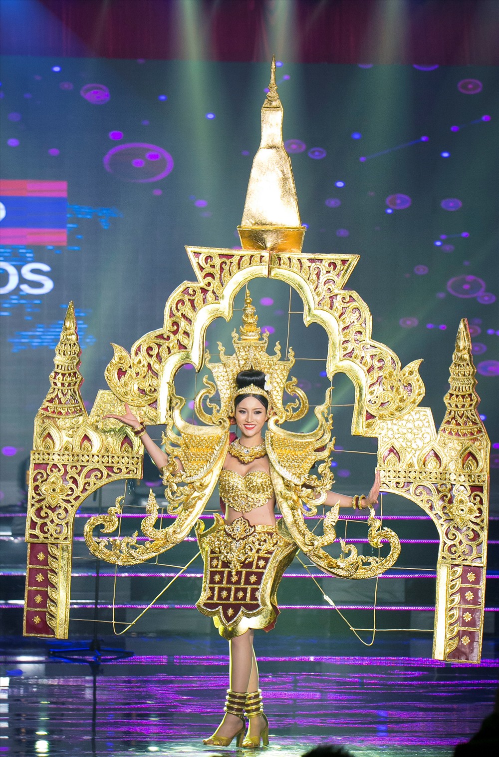 Trang phục đến từ Lào đã gây ấn tượng mạnh đối với người xem.