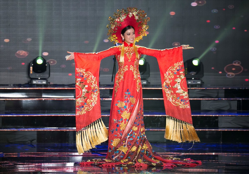 Trang phục của đại diện Việt Nam rất lộng lẫy, uy nghiêm.