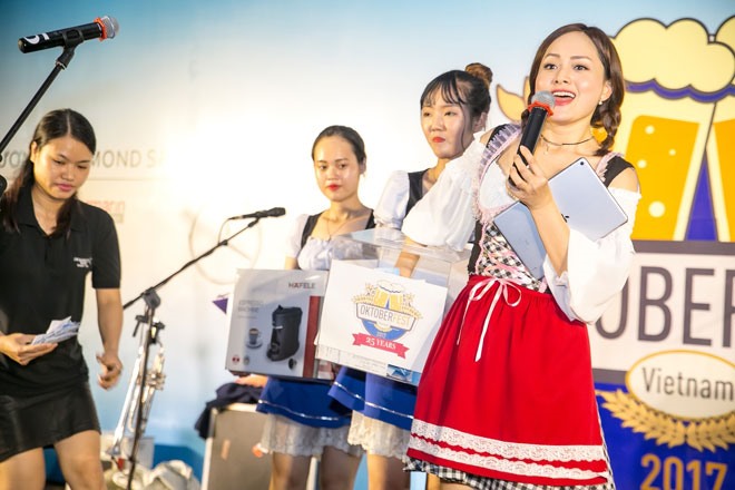 Hiện nữ ca sĩ tập trung cho công việc diễn kịch, MC đồng thời cô muốn lựa chọn 