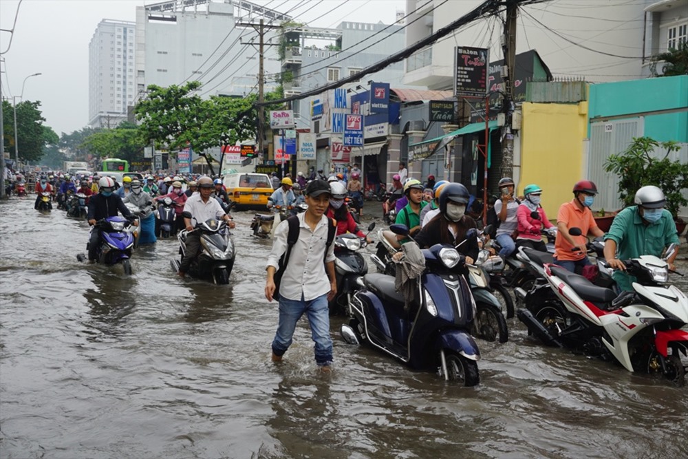 Mưa lớn rạng sáng ngày 13.10 kết hợp triều cường khiến nhiều tuyến đường TPHCM bị ngập nặng.