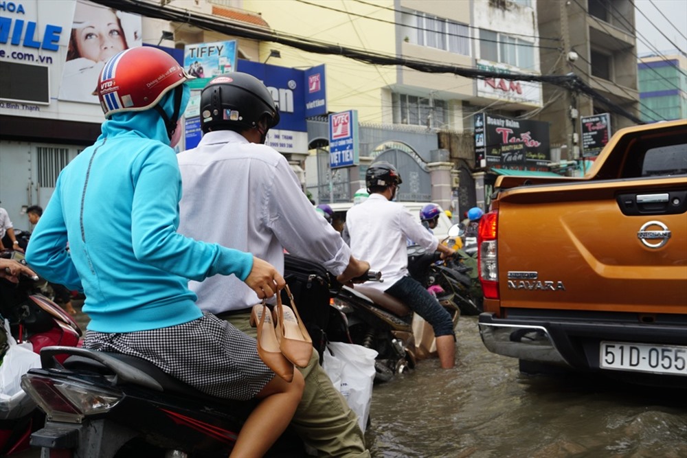 Nhiều người cố gắng giữ cho đôi giày được khô ráo.