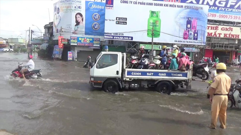 Những xe chết máy được đưa lên xe chuyên dụng của CSGT để thoát ra khỏi điểm ngập. Ảnh: T.S