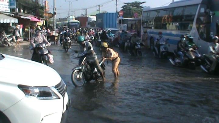 Sáng nay, hàng chục người dân bị chết máy xe khi qua khu vực này. Ảnh: T.S