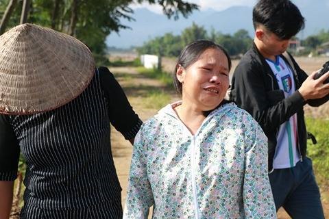 Mấy hôm nay bà Nhạc liên tục ra bờ suối gần cầu Thia để tìm con gái và cháu ngoại.