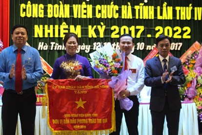 Công đoàn Viên chức Hà Tĩnh nhận cờ thi đua của UBND tỉnh Hà Tĩnh. Ảnh: Trần Tuấn