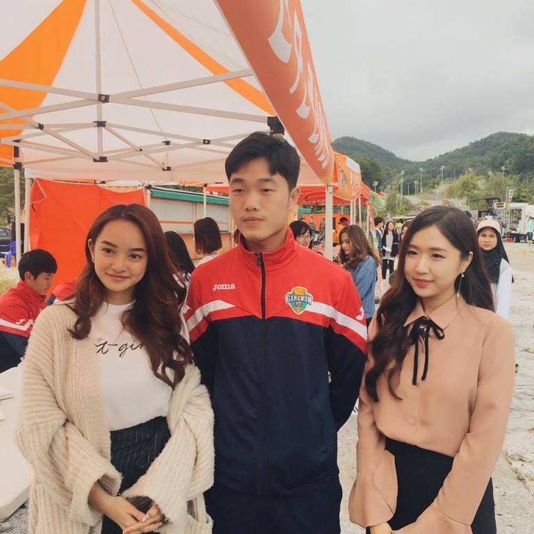 Kaity Nguyễn được dịp theo dõi trận bóng của câu lạc bộ Gangwon - nơi mà cầu thủ Lương Xuân Trường đang khoác áo thi đấu