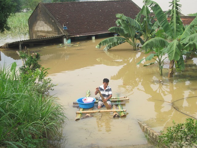 Sau 3 ngày, ngôi nhà của gia đình anh Tám vẫn chìm trong nước lũ. (Ảnh: HT)