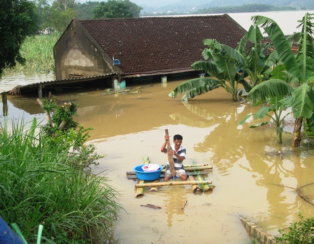 Sau 3 ngày, ngôi nhà của gia đình anh Tám vẫn chìm trong nước lũ. (Ảnh: HT)