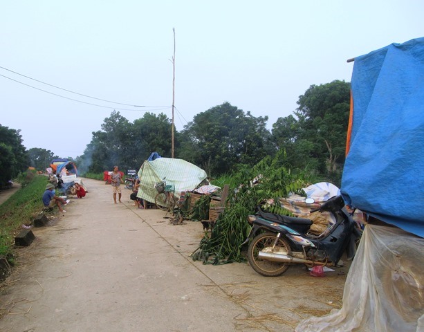 Mọi sinh hoạt của hàng nghìn người dân Thạch Thành vẫn đang trong cảnh “màn trời, chiếu đất“. (Ảnh: HT)
