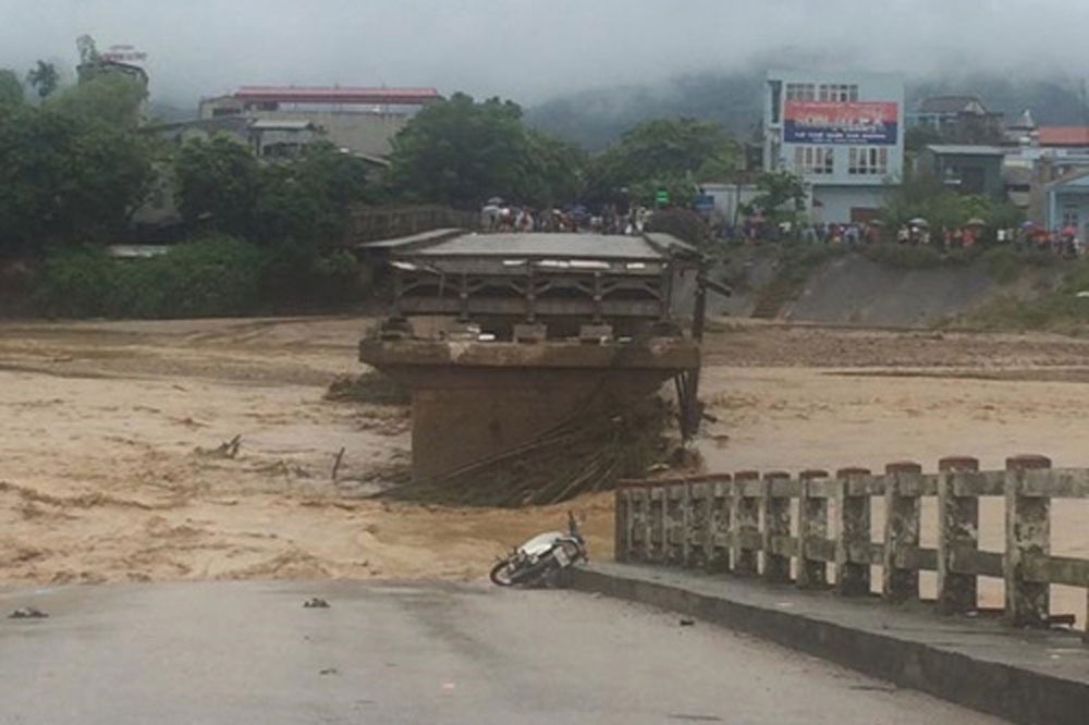 Cầu Thia - nơi phóng viên Đinh Hữu Dư và 3 người dân gặp nạn. Ảnh: P.V