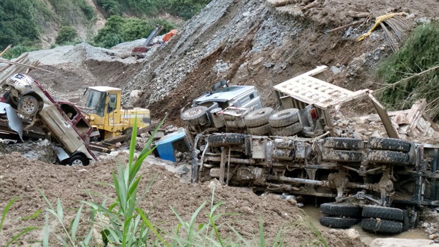 Những chiếc xe tải cỡ lớn “chổng vó“.