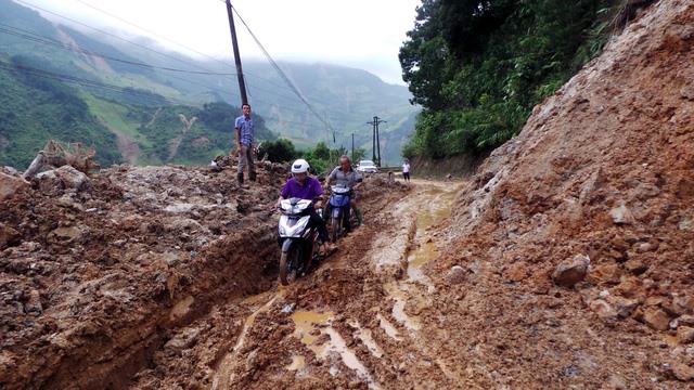 Đường lên huyện Trạm Tấu sạt lở nghiêm trọng. Nhiều đoạn, taluy bằng kim loại bị cuốn bay, thay vào đó, lực lượng chức năng dùng cọc tre và dây để cảnh báo.