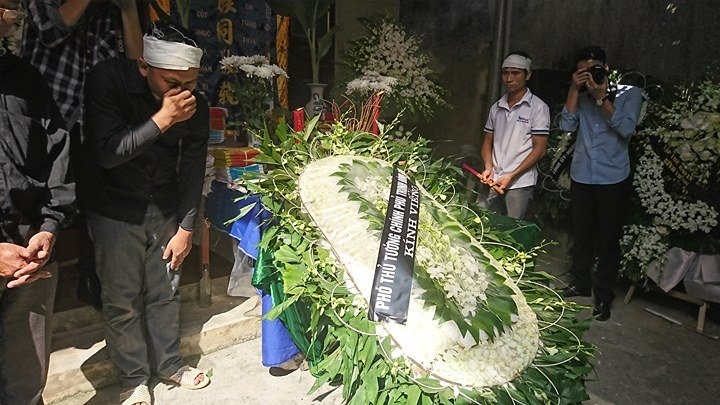 Phó Thủ tướng Chính phủ gửi vòng hoa viếng phóng viên Đinh Hữu Dư