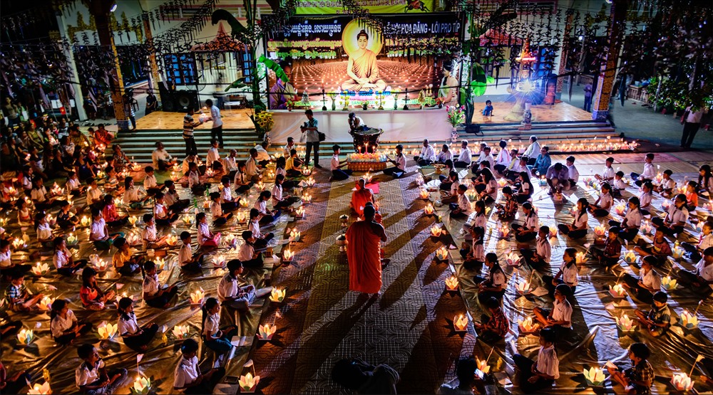 Trao chuyền ánh sáng - ánh sáng làm sáng mắt người già, ánh sáng làm trong veo trời đêm cho con nít. Người ta chuyền ánh sáng cho nhau rồi theo ánh sáng mà rọi khắp làng, khắp xóm.