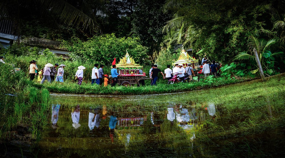 Dạo quanh phum sóc - trước khi đưa đèn ra sông, người ta kiệu Loi Protip đi khắp đường làng, đến mỗi ngôi nhà không phân biệt nhà nghèo hay nhà giàu, nhà lá hay nhà tường xây, Loi Protip đều dừng lại để tỏa cho những mái ấm ấy ánh sáng của nó và ánh sáng như rực rỡ hơn mỗi khi có người khấn nguyện.