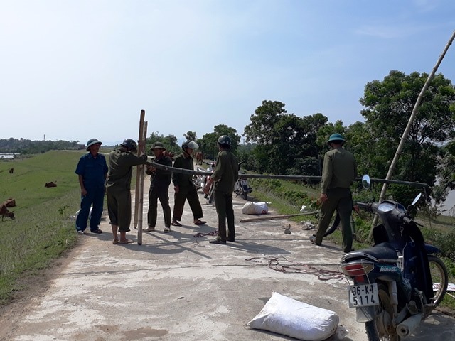 Trưa 14.10, chính quyền xã đã lập chốt không cho các phương tiện qua lại vùng đê nguy hiểm và cử người trông coi, túc trực. (Ảnh: HT)