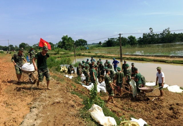Huyện Thọ Xuân huy động 100 chiến sĩ thuộc Tiểu đoàn 40, Trung đoàn 762, Bộ chỉ huy Quân sự tỉnh Thanh Hóa gia cố đê tại xã Thọ Thắng. (Ảnh: HT)