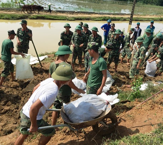 Huyện Thọ Xuân huy động 100 chiến sĩ thuộc Tiểu đoàn 40, Trung đoàn 762, Bộ chỉ huy Quân sự tỉnh Thanh Hóa gia cố đê tại xã Thọ Thắng. (Ảnh: HT)