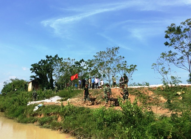 Huyện Thọ Xuân huy động 100 chiến sĩ thuộc Tiểu đoàn 40, Trung đoàn 762, Bộ chỉ huy Quân sự tỉnh Thanh Hóa gia cố đê tại xã Thọ Thắng. (Ảnh: HT)