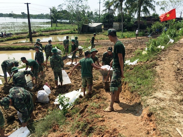 Huyện Thọ Xuân huy động 100 chiến sĩ thuộc Tiểu đoàn 40, Trung đoàn 762, Bộ chỉ huy Quân sự tỉnh Thanh Hóa gia cố đê tại xã Thọ Thắng. (Ảnh: HT)