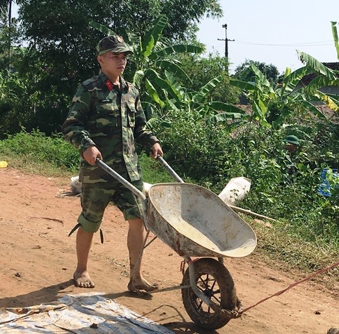 Huyện Thọ Xuân huy động 100 chiến sĩ thuộc Tiểu đoàn 40, Trung đoàn 762, Bộ chỉ huy Quân sự tỉnh Thanh Hóa gia cố đê tại xã Thọ Thắng. (Ảnh: HT)