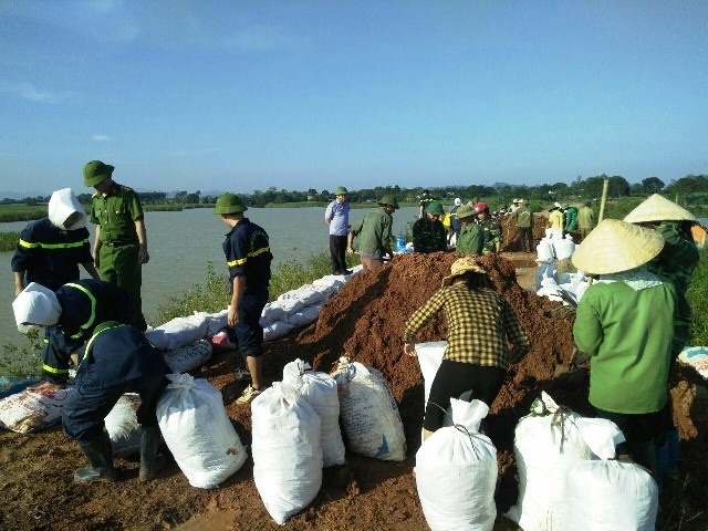 Tại xã Quảng Phú, huyện huy động lực lượng Cảnh sát PCCC cùng với lực lượng dân quân tại chỗ khoảng trên 300 người để gia cố những đoạn đê xung yếu. (Ảnh: HT)