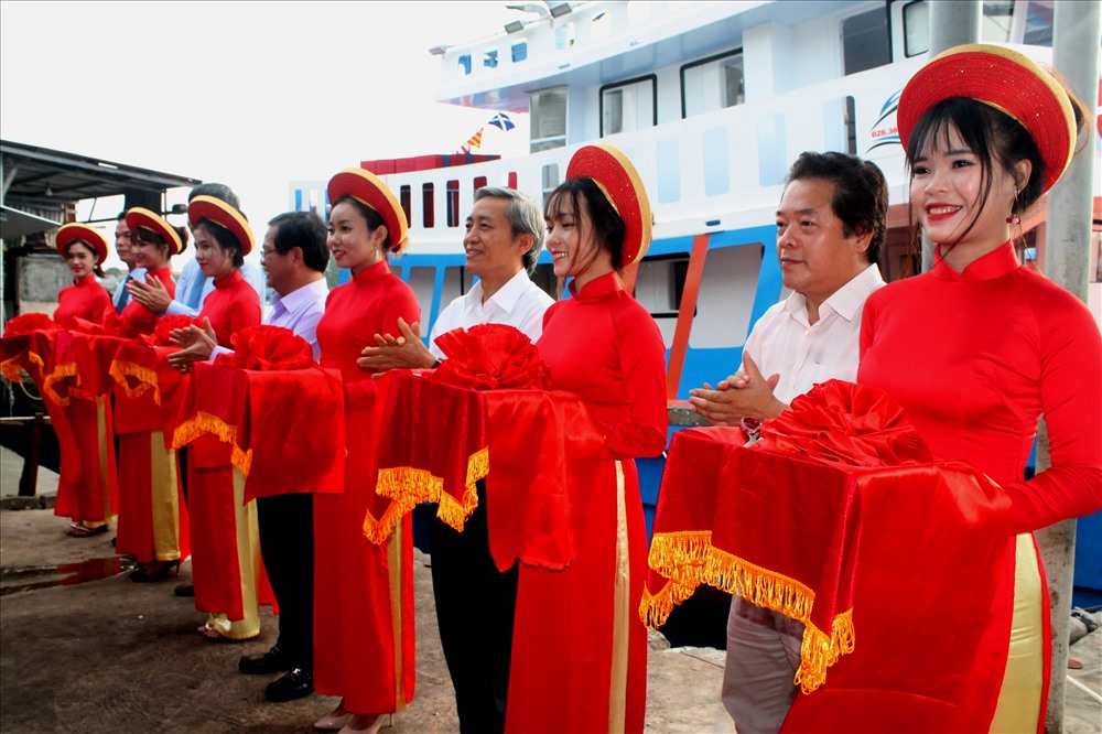 Các đại biểu cắt băng tại lễ bàn giao. Ảnh: T.H