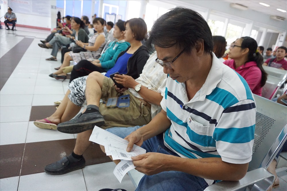 Nhiều hành khách có được tấm vé tàu Tết 2018. Ảnh: M.Q