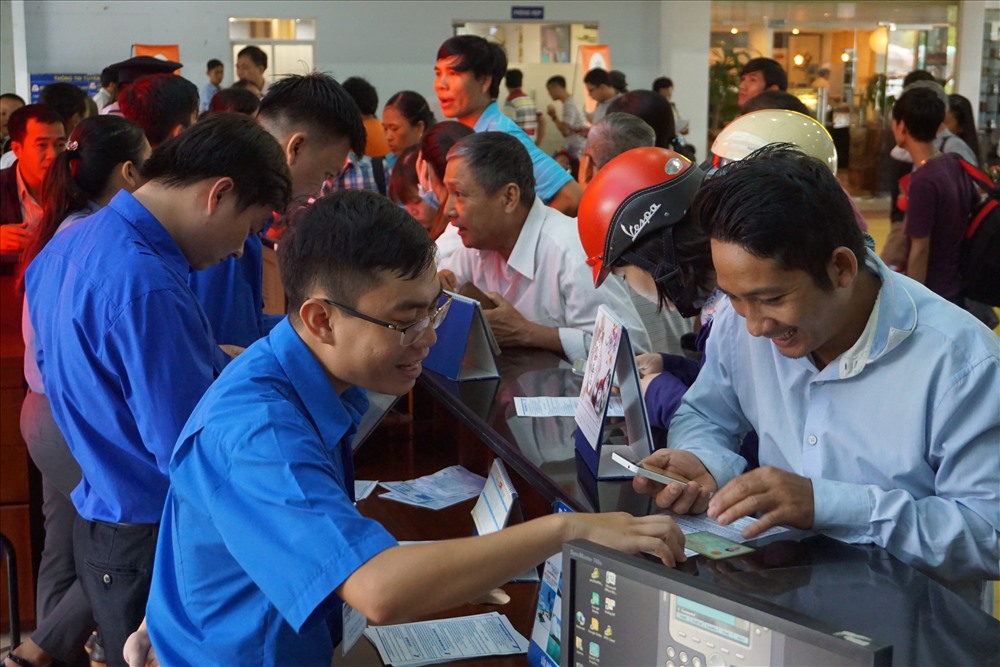 Nhân viên đường sắt hướng dẫn hành khách mua vé tàu Tết 2018.