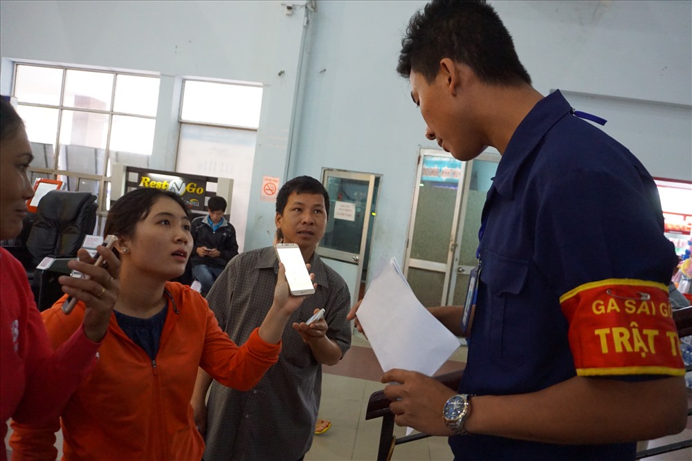 Rất nhiều hành khách đến ga Sài Gòn để mua vé nhưng chưa có số thứ tự và bị bảo vệ chặn lại không cho lên khu vực bán vé.