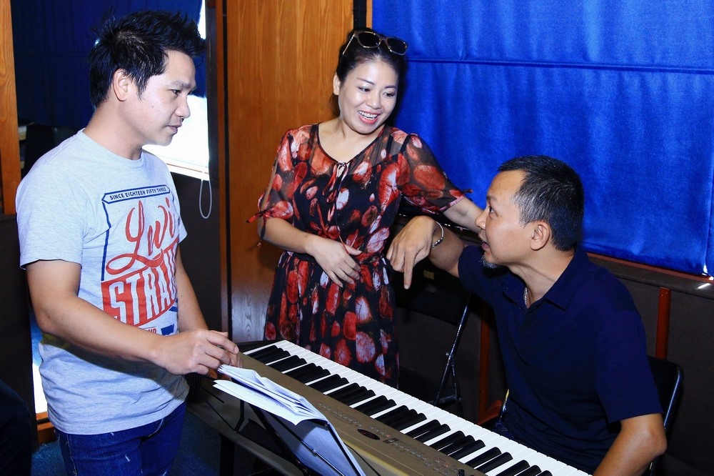 Thời điểm hiện tại, các công đoạn chuẩn bị cho liveshow Tình ta biển bạc đồng xanh 2 đang vô cùng gấp rút. Trước áp lực là một show nhạc đỏ hiếm hoi trong nhiều năm qua, ekip Tình ta biển bạc đồng xanh 2 đang cố gắng để hoàn thành một cách trọn vẹn nhất tất cả các khâu từ âm nhạc, âm thanh, ánh sáng, dàn dựng sân khấu và vũ công.
