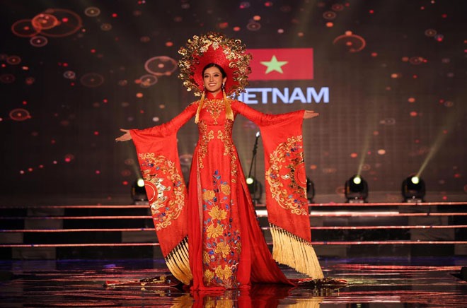 Ấ hậu Huyền My lộng lẫy và tự tin khi trình diễn trong phần thi Trang phục dân tộc.