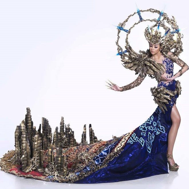 Bộ váy truyền thống của thí sinh đến từ Indonesia.
