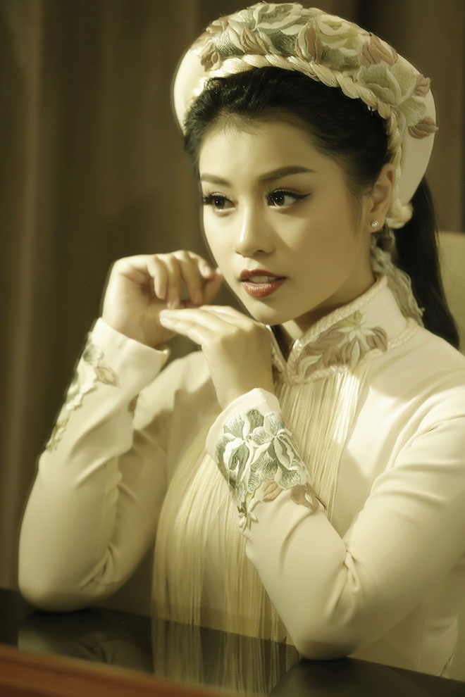 “Công chúa sao mai” thoát khỏi hình ảnh công chúa tinh khôi thường thấy, diện thiết kế áo dài màu phấn hồng tua rua độc đáo của NTK Nhật Dũng thiết kế riêng cho cô với cảm hứng Cung đình xưa. Ảnh: Hòa Nguyễn.
