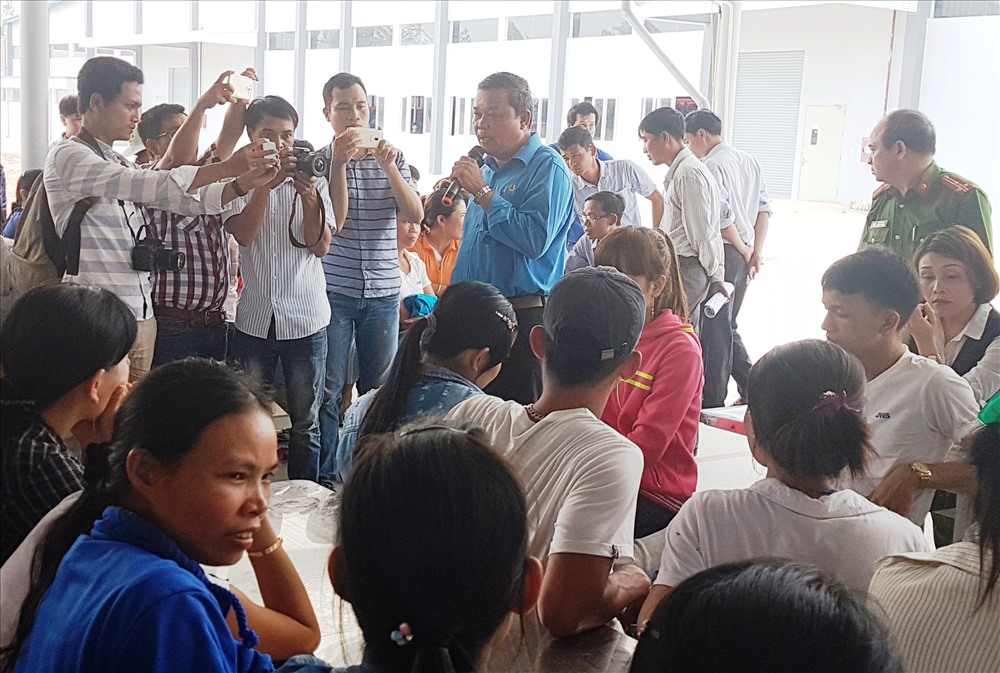 Phía công ty cùng công nhân và các cơ quan liên quan đối thoại để tìm hướng giải quyết. Ảnh: HV