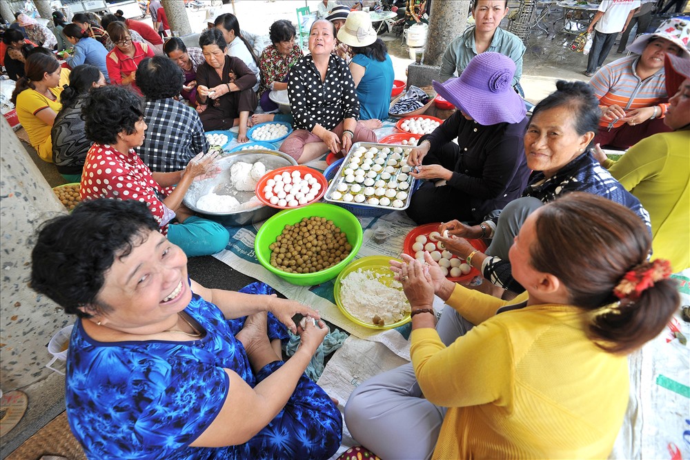 Vì thế nhiều người dân tự nguyện đến đây nấu nướng đãi tiệc cho khách viếng cũng vui hơn 