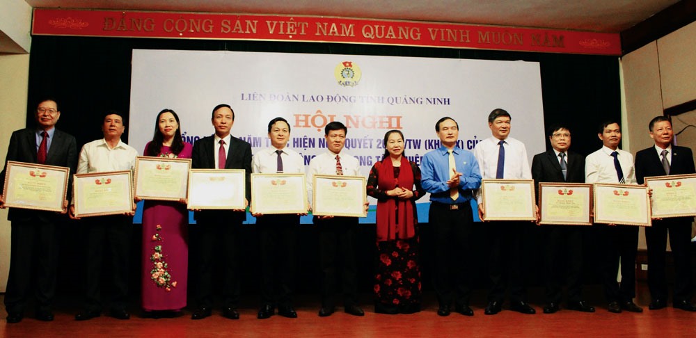 Phó Chủ tịch Tổng LĐLĐVN Nguyễn Thị Thu Hồng tặng bằng khen cho các tập thể, cá nhân xuất sắc tại hội nghị tổng kết 10 năm thực hiện Nghị quyết số 20. Ảnh: T.N.D