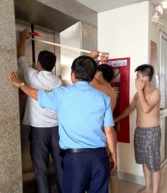 Cạy thang máy “giải cứu” người. Ảnh: VT