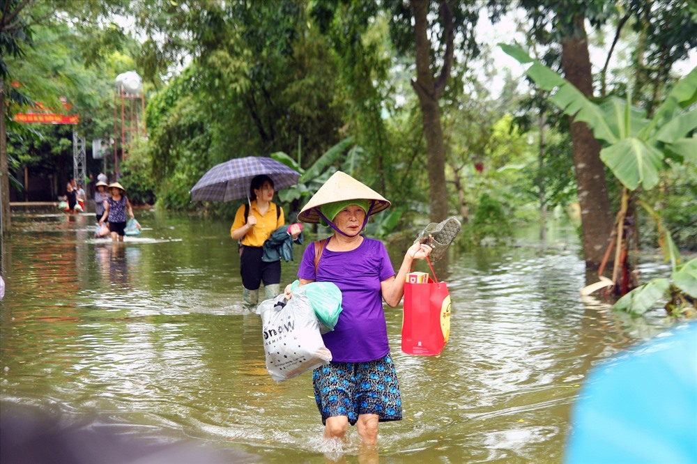 gày sau sự cố vỡ đê Hữu Bùi tại huyện Chương Mỹ, cuộc sống của người dân nơi đây bị đảo lộn hoàn toàn. Ngoài mất điện, mất nước người dân 2 xã Tân Tiến và Hoàng Văn Thụ còn bị chia cắt bởi dòng nước. Những chiếc thuyền nhỏ trở thành phương tiện di chuyển chính cho mọi sinh hoạt của người dân nơi đây.