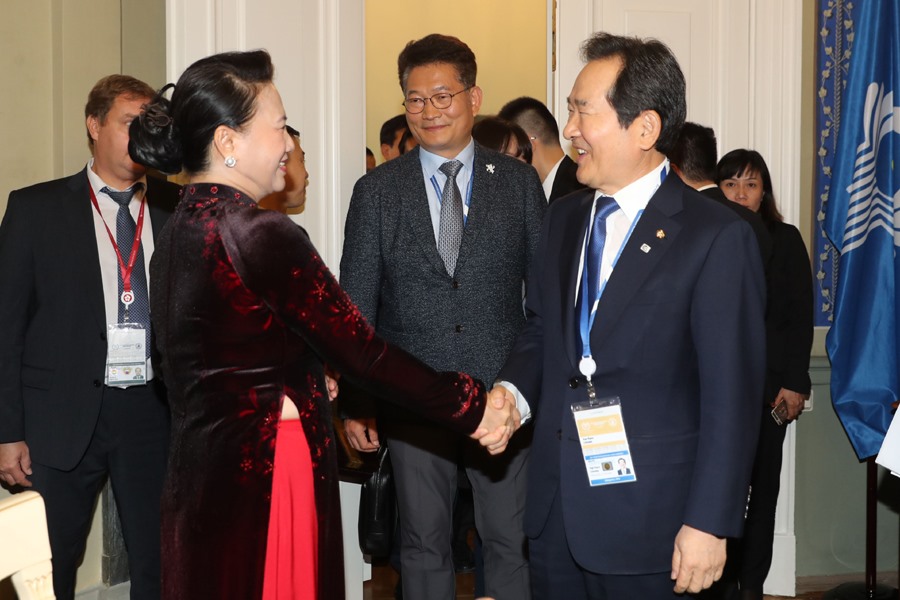 Chủ tịch Quốc hội Nguyễn Thị Kim Ngân tiếp Chủ tịch Quốc hội Hàn Quốc Chung Sye-kyun. Ảnh: TTXVN