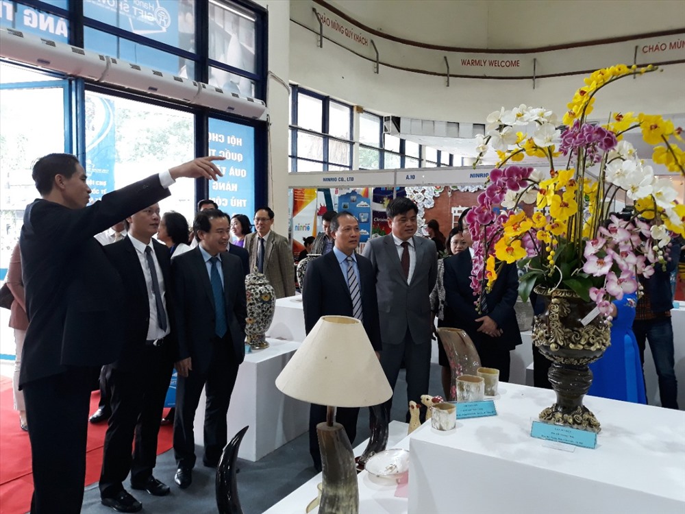 Các đại biểu đánh giá cao khi đi thăm các gian hàng trong hội chợ - Ảnh TN