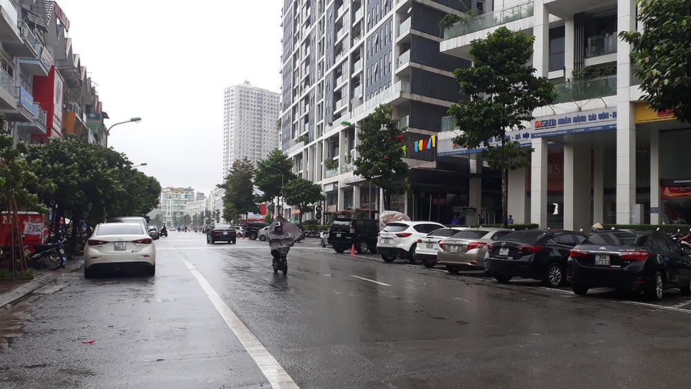 Người dân mong muốn các cơ quan chức năng sớm giải quyết tình trạng lấn chiếm vỉa hè và lòng đường trên tuyến đường này. Ảnh: PV.