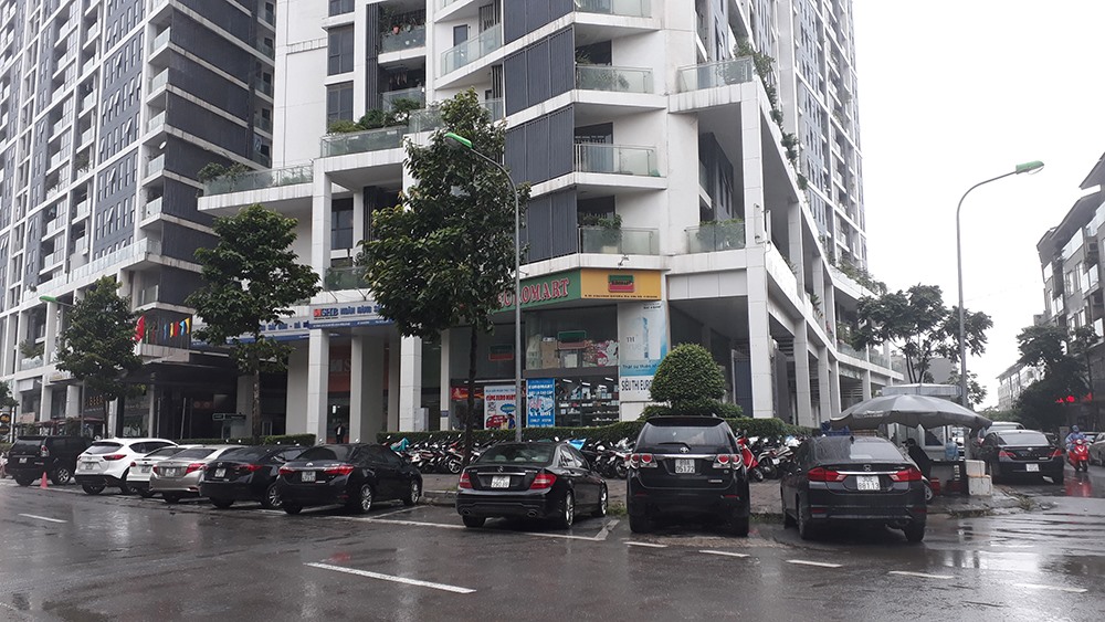 Không chỉ lòng đường, vỉa hè cũng bị 2 tòa nhà T1 CC Euroland và tòa nhà CT01 sử dụng thành nơi gửi xe máy.