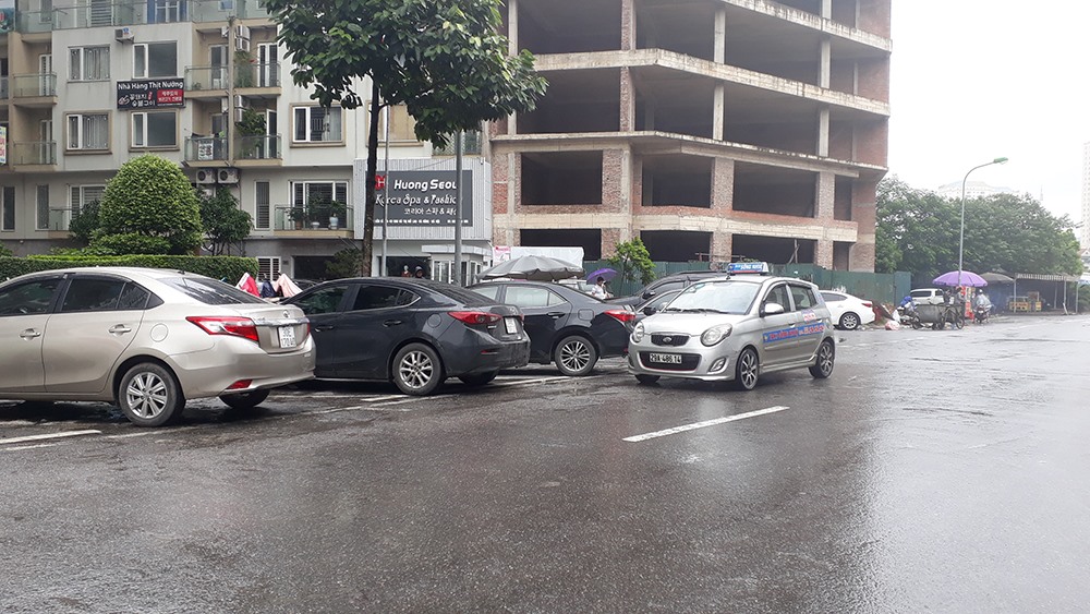Luôn có hàng chục chiếc xe ô tô thường xuyên dừng đỗ ở khu vực này.