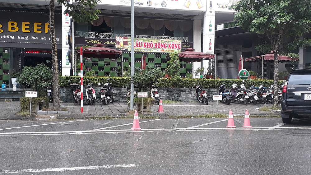 Các biển báo và vạch kẻ đường như một sự “hướng dẫn” cho các tài xế dừng đỗ ở khu vực này.