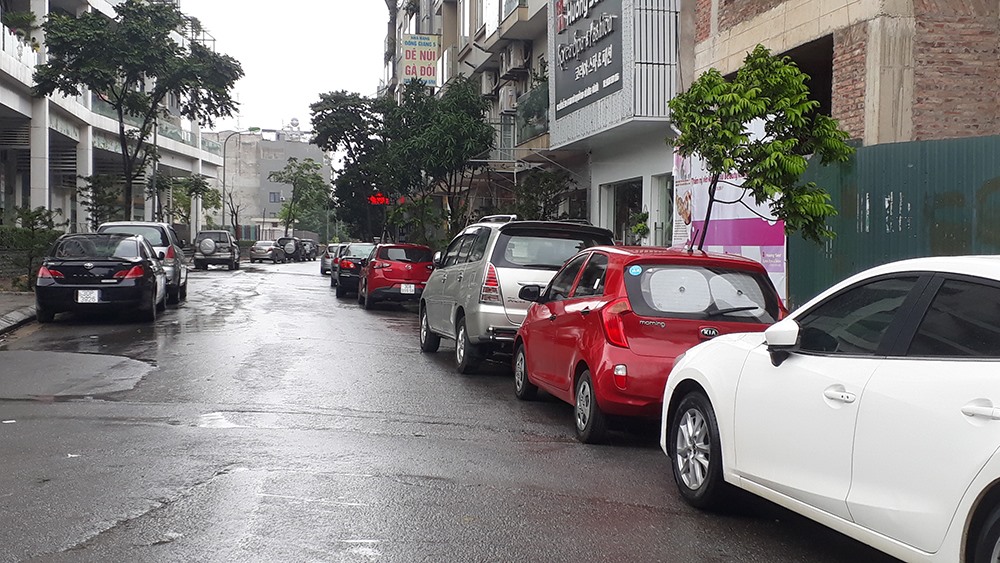 Trong những con ngõ nhỏ xung quanh 2 tòa nhà cũng là nơi dừng đỗ của rất nhiều loại phương tiện.