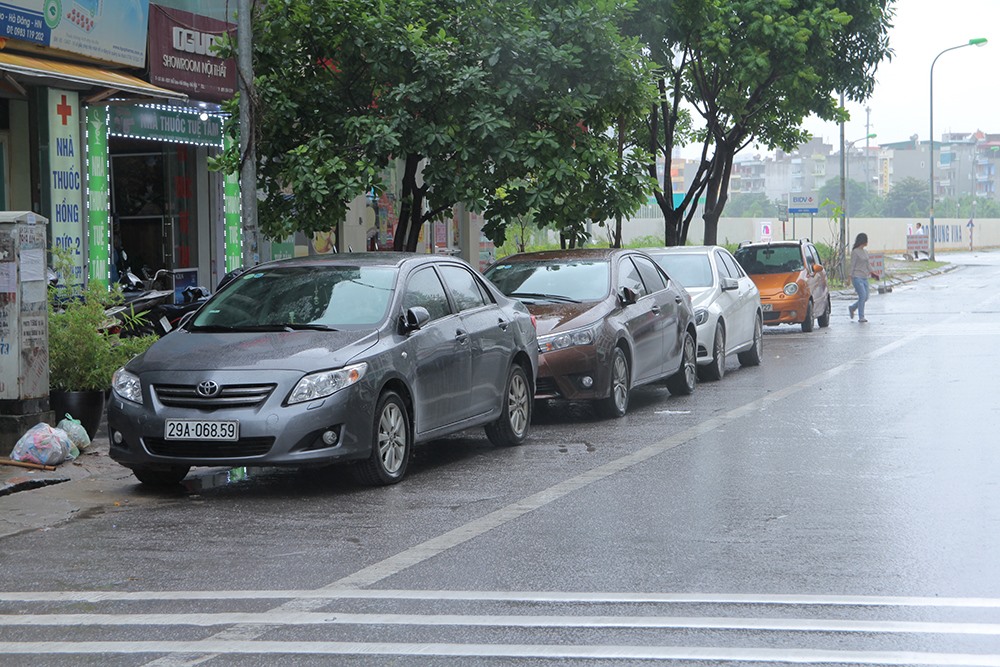 Các cửa hàng phía đối diện cũng trần ngập các xế hộp.