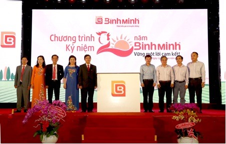 Tập thể đại biểu cùng chụp hình lưu niệm nghi thức kỷ niệm 20 năm Bình Minh